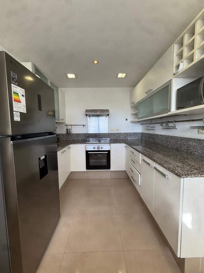 Penthouse 3 suites y servicios. Brava Parada 10