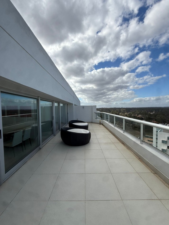 Penthouse 3 suites y servicios. Brava Parada 10