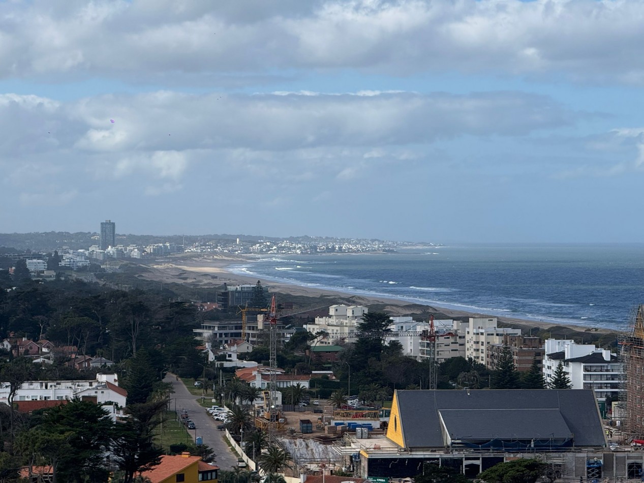 Penthouse 3 suites y servicios. Brava Parada 10