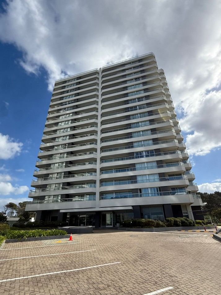 Penthouse 3 suites y servicios. Brava Parada 10