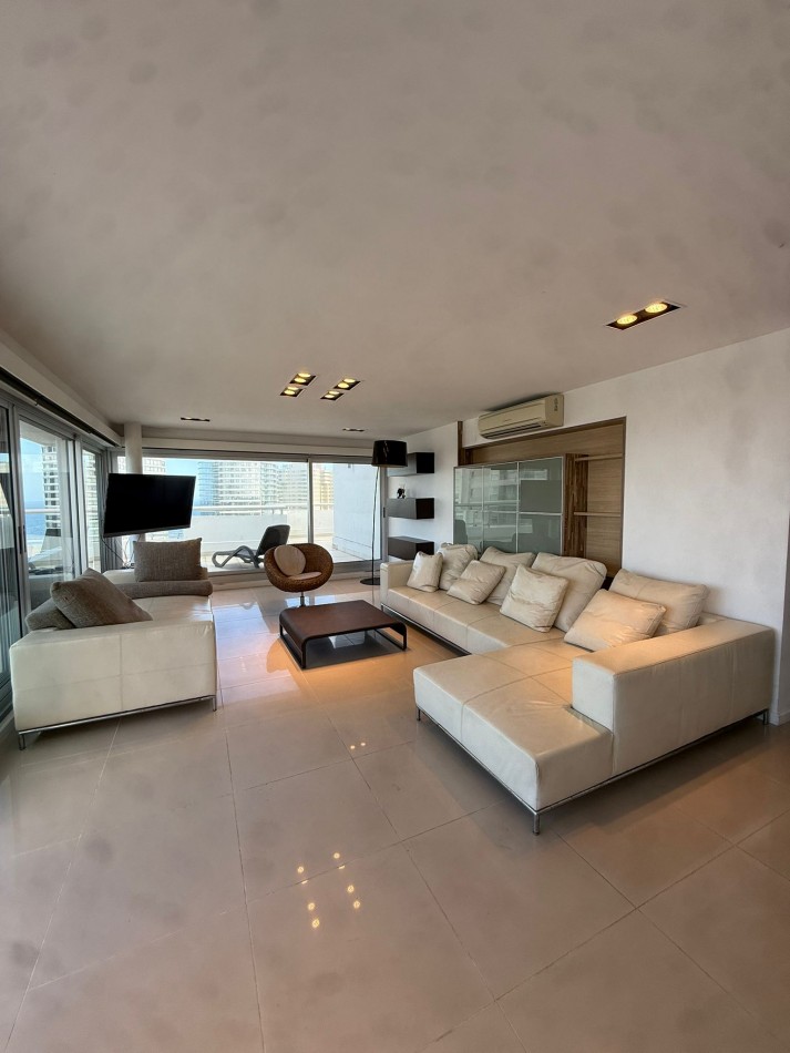 Penthouse 3 suites y servicios. Brava Parada 10