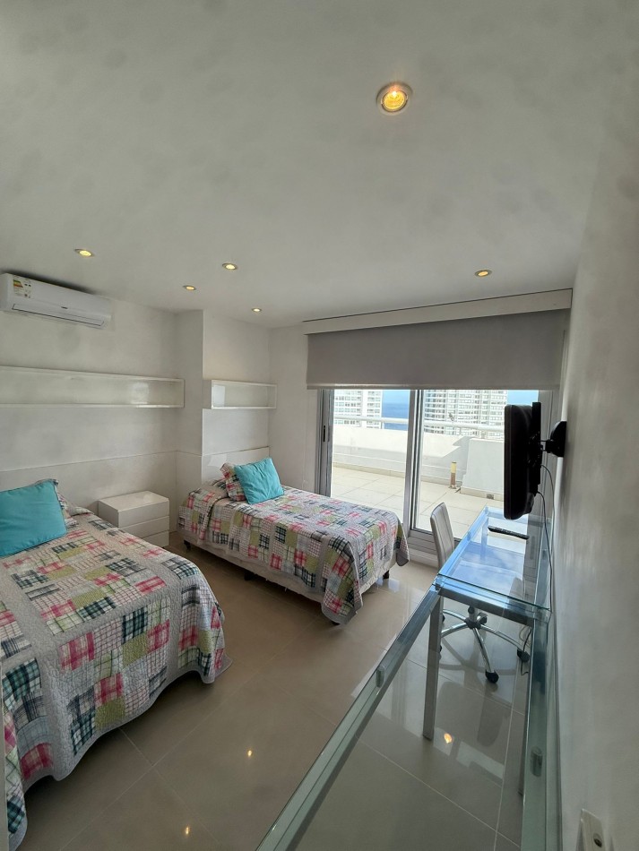 Penthouse 3 suites y servicios. Brava Parada 10