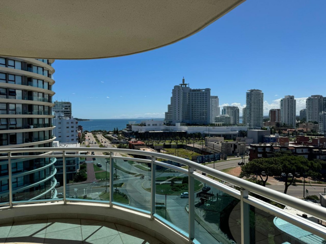 Avenida Chiverta.  3 dormitorios, full amenities y terraza con vistas