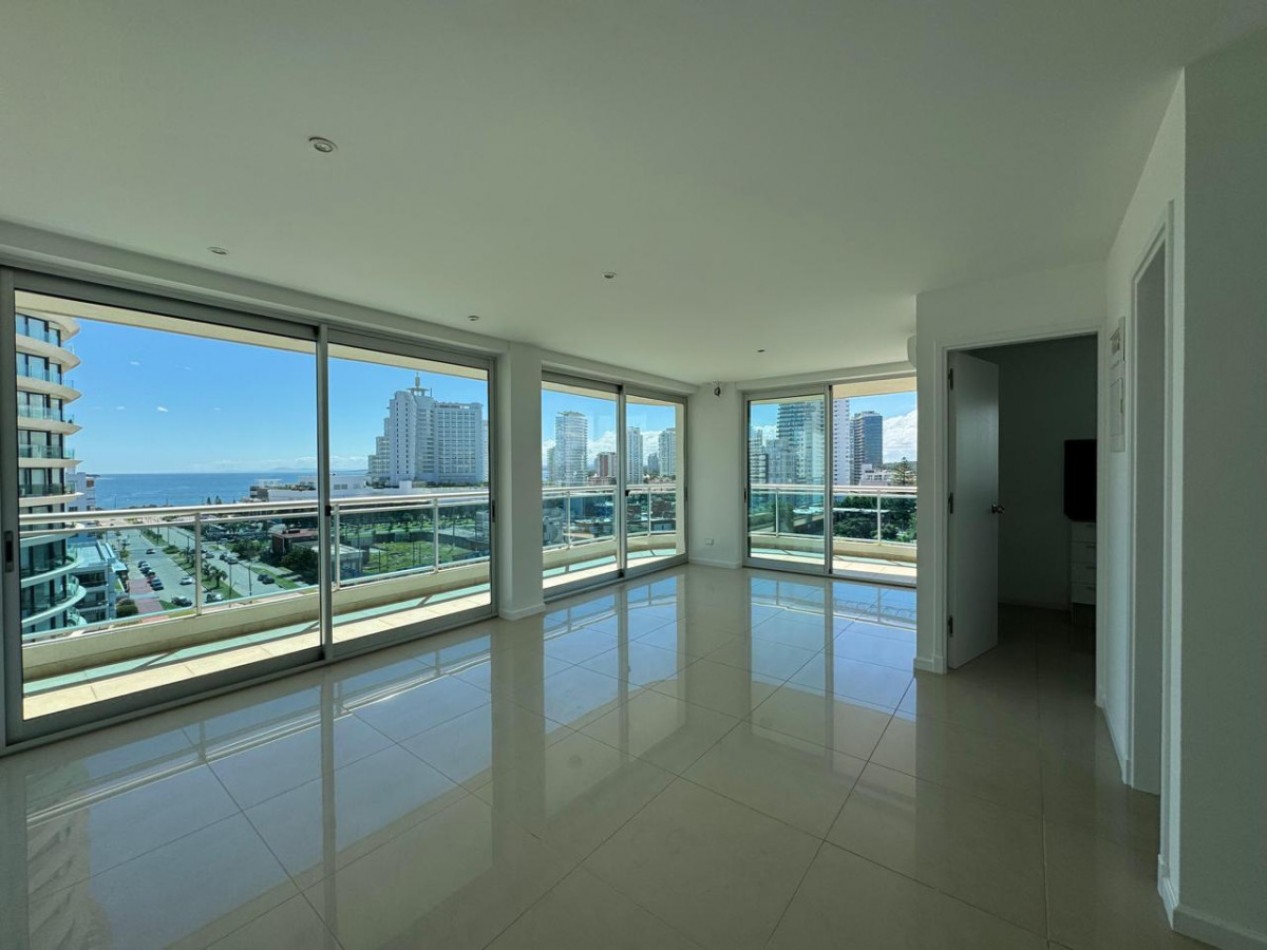 Avenida Chiverta.  3 dormitorios, full amenities y terraza con vistas