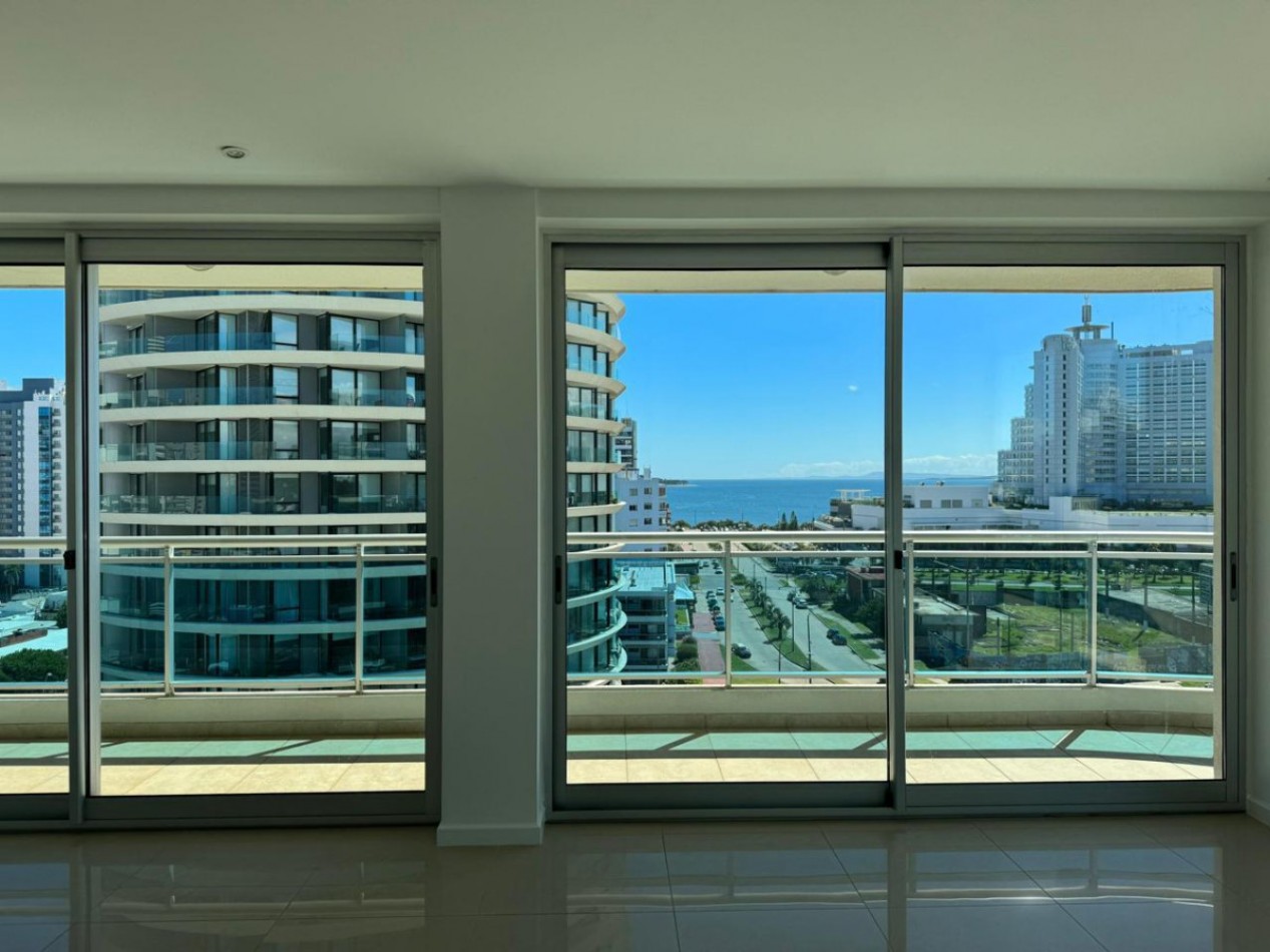 Avenida Chiverta.  3 dormitorios, full amenities y terraza con vistas