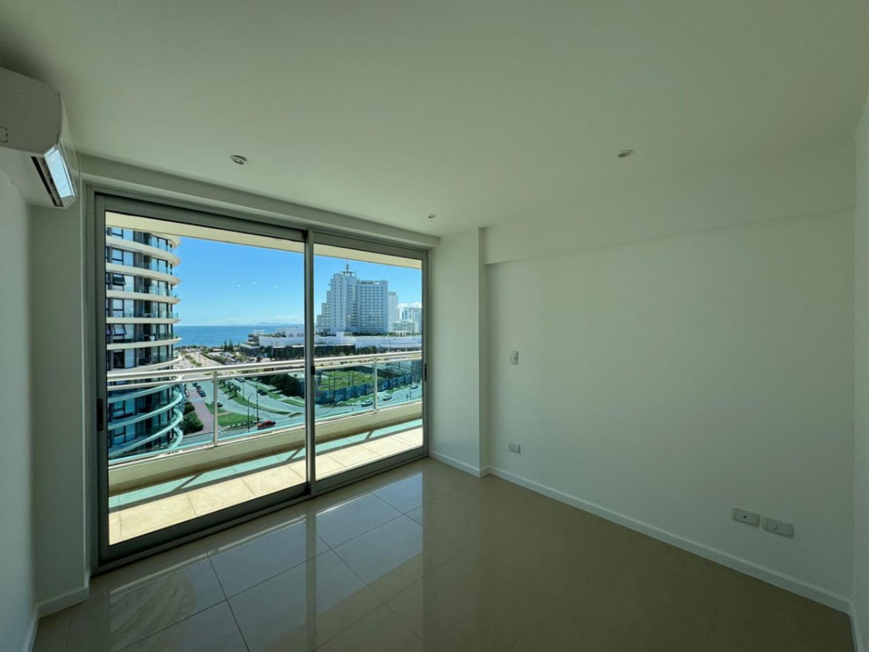 Avenida Chiverta.  3 dormitorios, full amenities y terraza con vistas