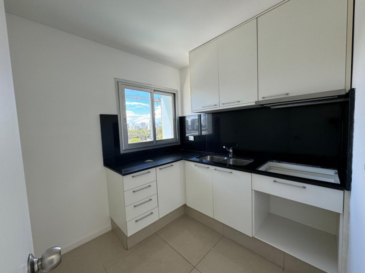 Avenida Chiverta.  3 dormitorios, full amenities y terraza con vistas