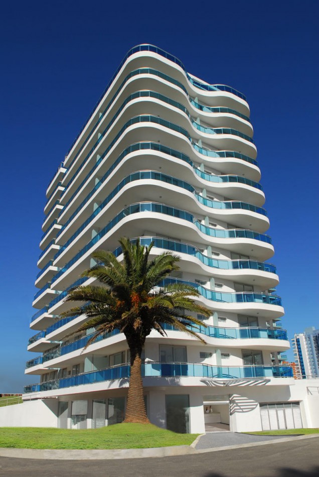 Avenida Chiverta.  3 dormitorios, full amenities y terraza con vistas