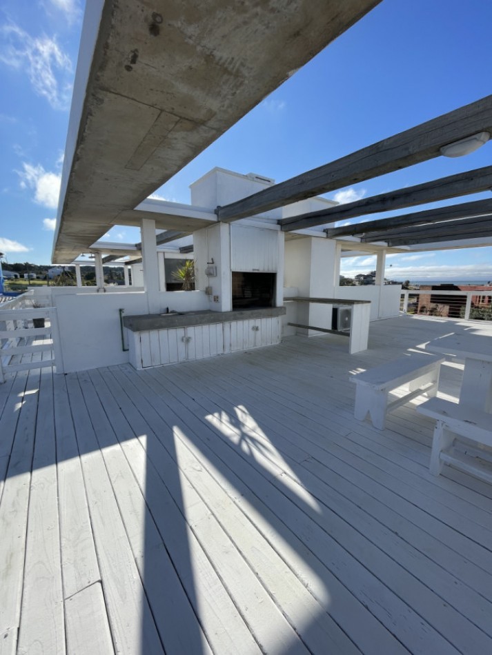 MANANTIALES.  Penthouse 3 dormitorios con amplia terraza vista al mar