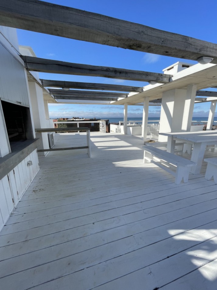 MANANTIALES.  Penthouse 3 dormitorios con amplia terraza vista al mar