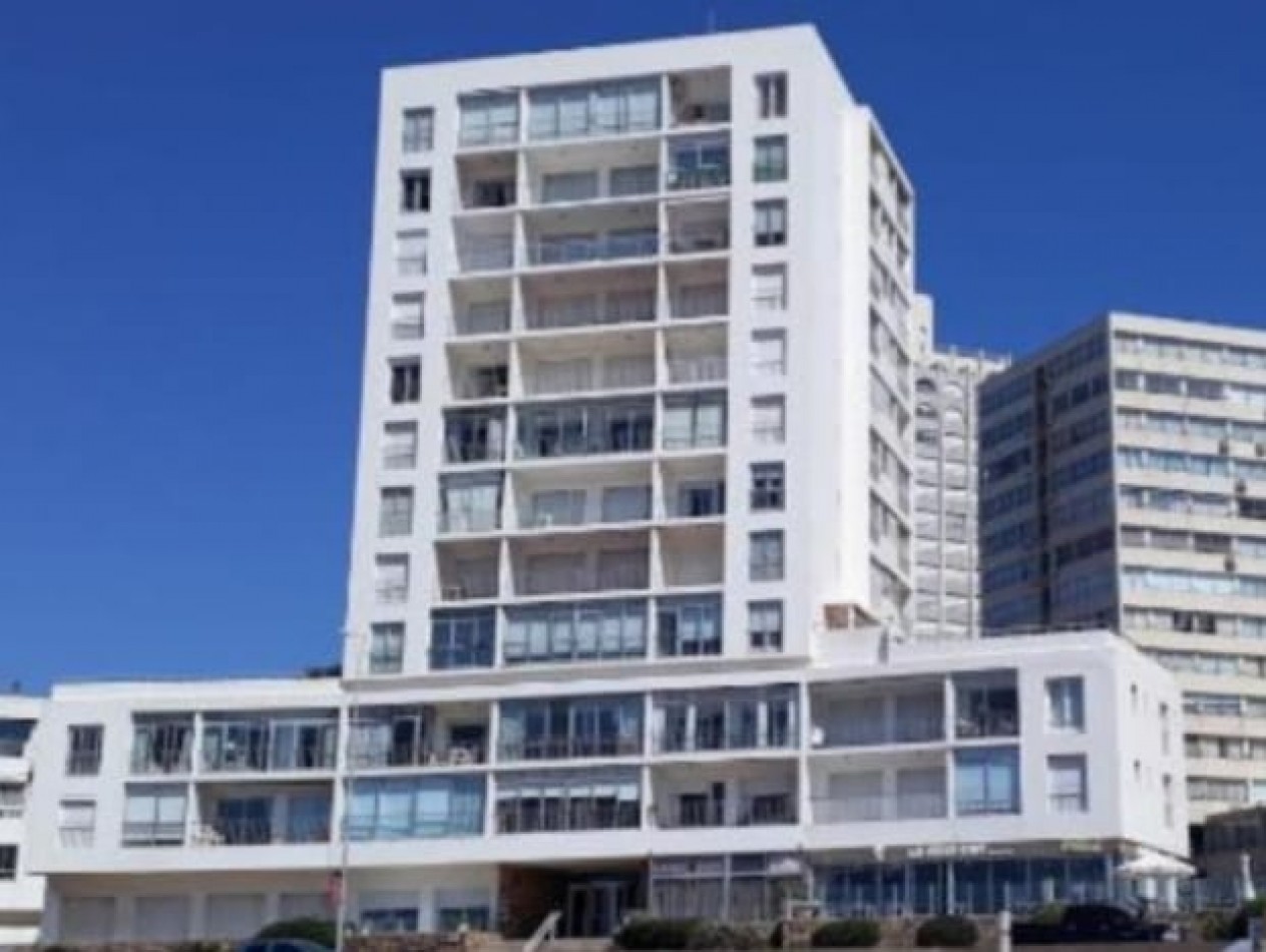 Playa Brava , apartamento de dos dormitorios a metros del mar
