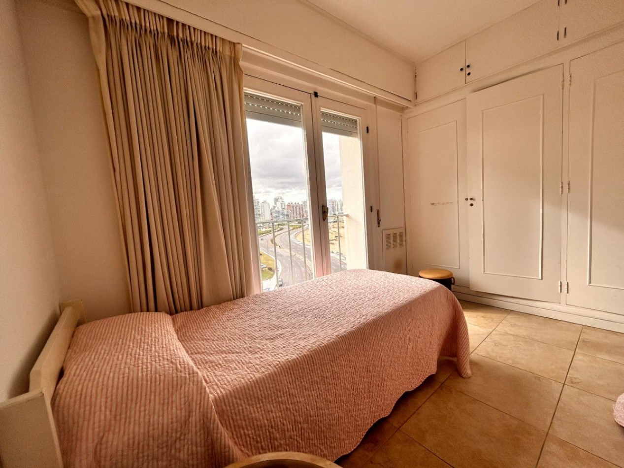 Playa Brava , apartamento de dos dormitorios a metros del mar