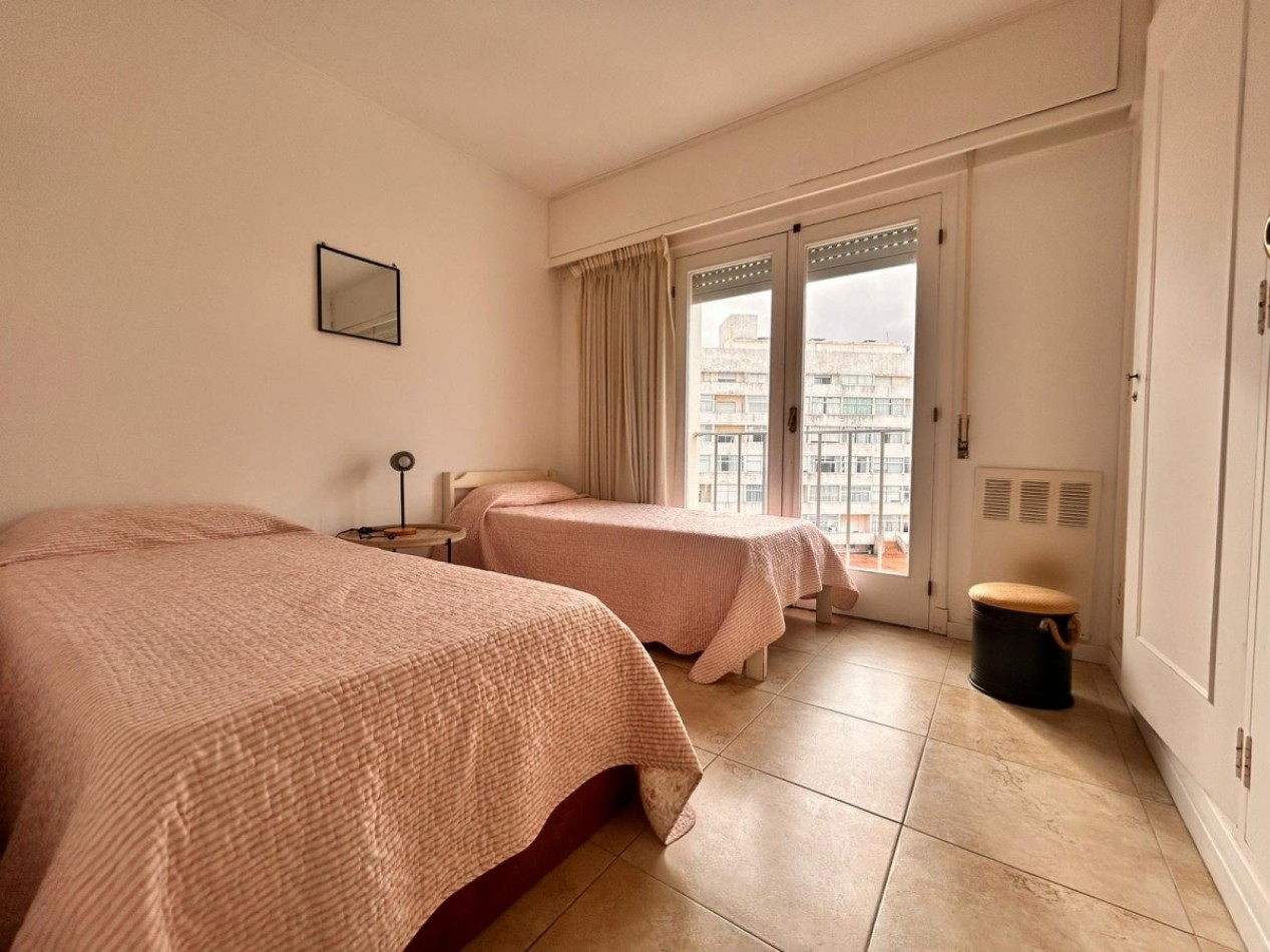 Playa Brava , apartamento de dos dormitorios a metros del mar