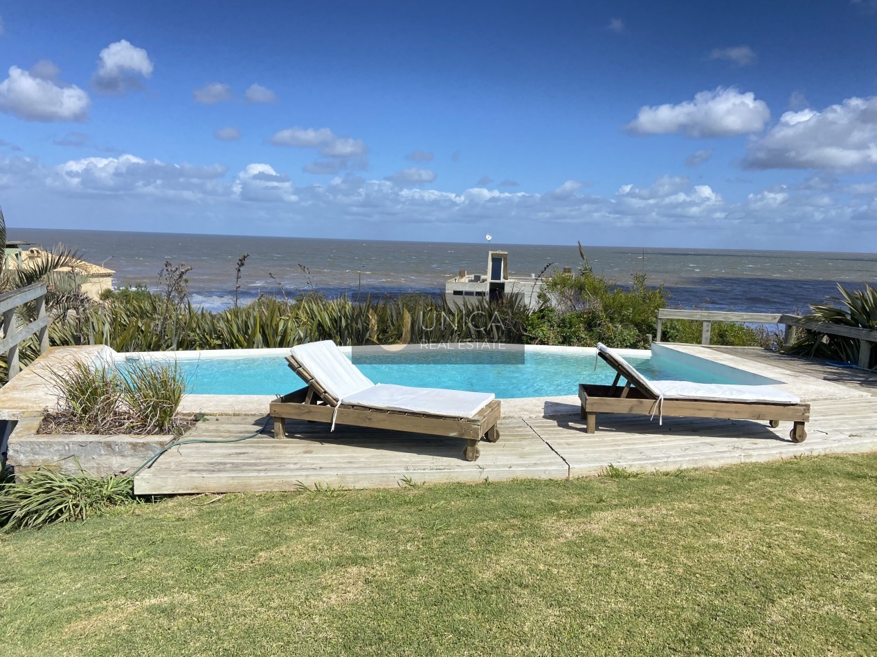 MANANTIALES. 4 suites y piscina