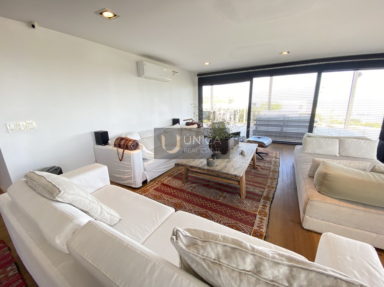 MANANTIALES. 4 suites y piscina