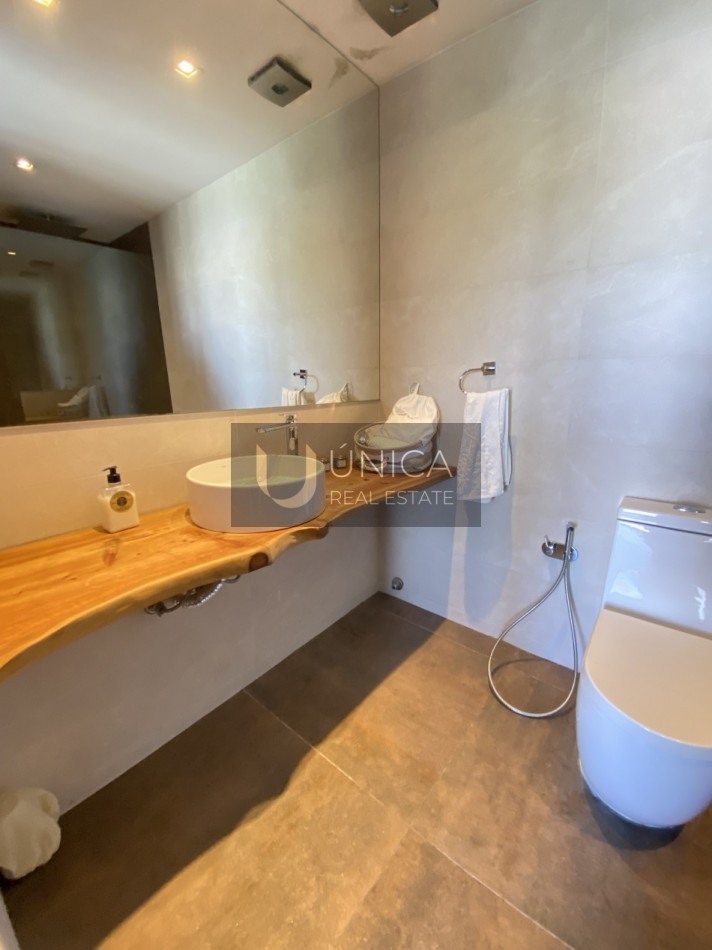 MANANTIALES. 4 suites y piscina